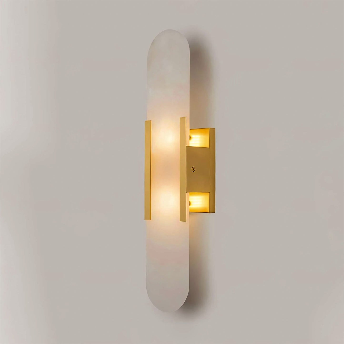 Applique Murale Melange Elongée en Albâtre - Design Élégant avec Détails en Laiton