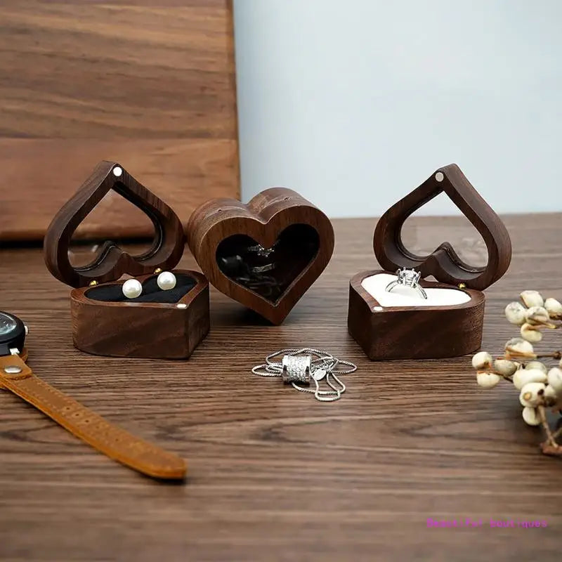 Boîte à bagues en bois en forme de cœur
