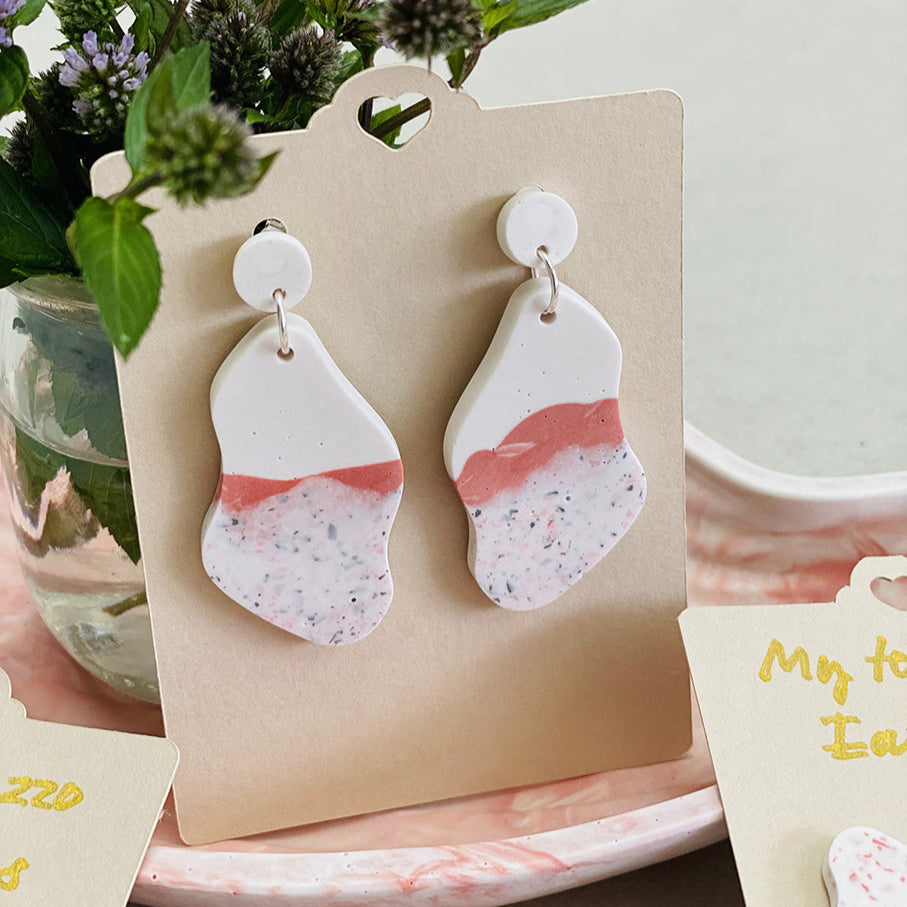 Boucle d’oreilles forme abstraite en jesmonite