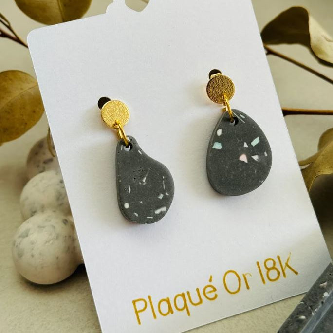 Boucle d’oreilles galet noir en jesmonite terrazzo et plaqué or