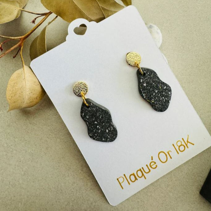 Boucle d'oreilles forme organique terrazzo en jesmonite et plaqué or