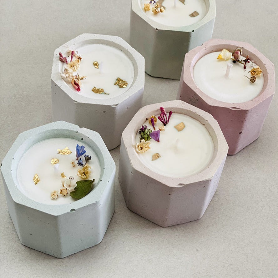 Bougie en béton – Cire de soja & fleurs séchées