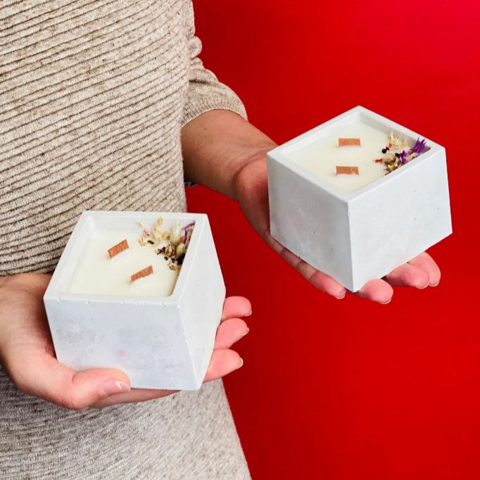 Bougie personnalisable en béton – Mèche crépitante & fleurs séchées