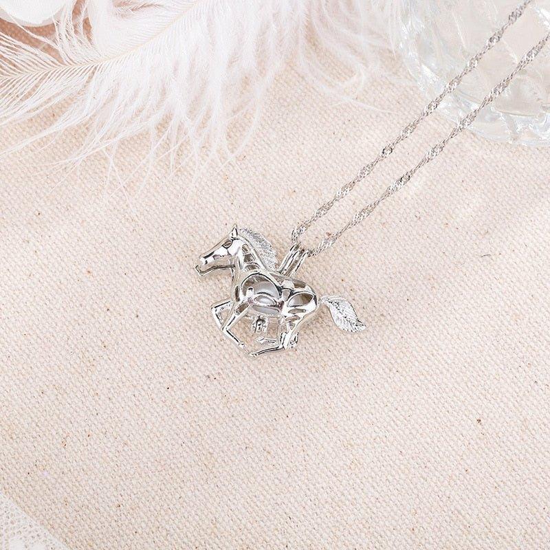 Collier avec pendentif cheval galopant en pierre bleue lumineuse