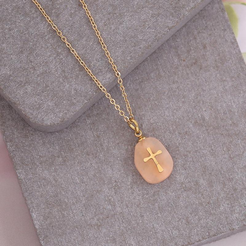 Collier avec pendentif croix sur pierre de cristal