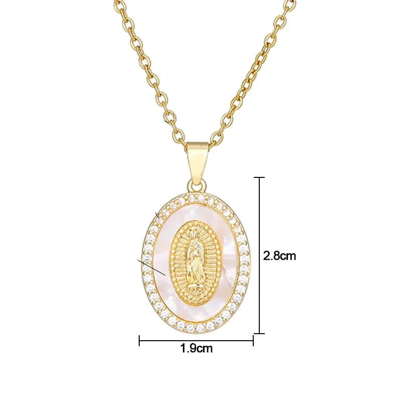 Collier avec pendentif de la Vierge Marie sur un médaillon ovale en émail en plaqué or
