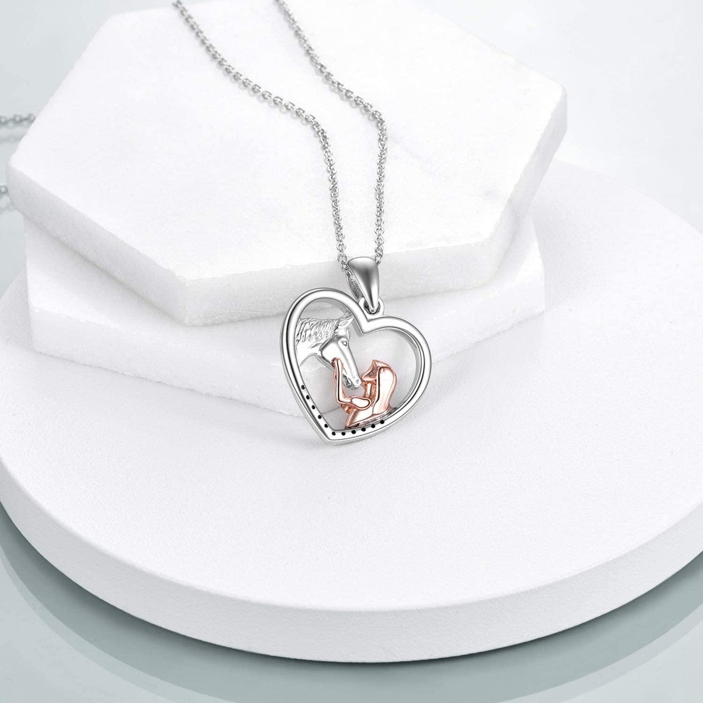 Collier avec pendentif en forme de coeur avec strass et petite fille avec un cheval