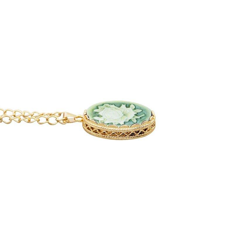 Collier avec pendentif médaillon en camée fleur plaqué or
