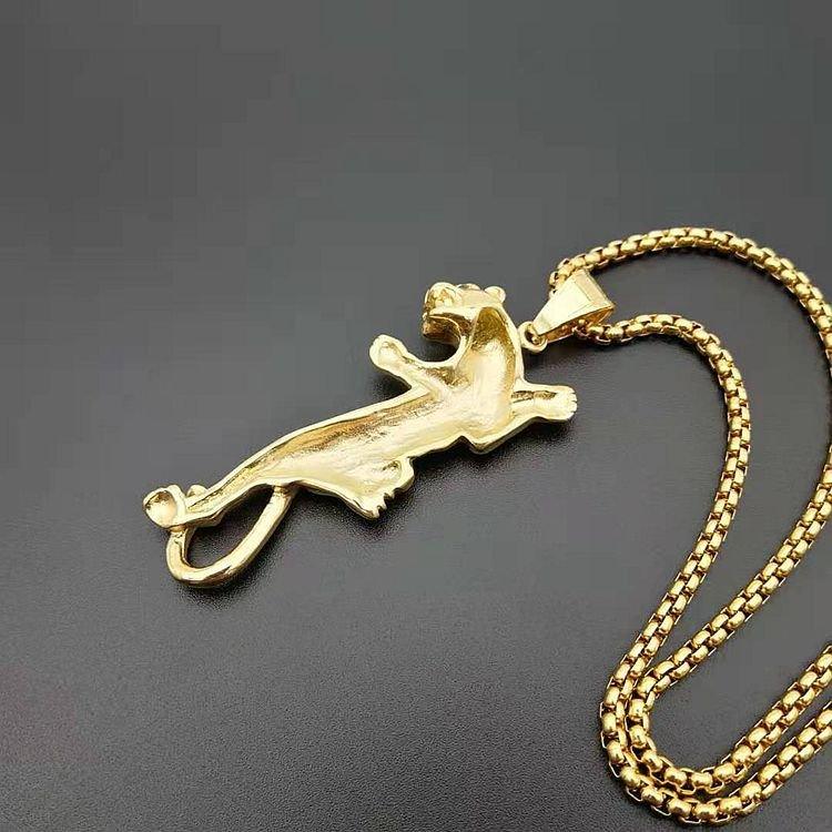 Collier avec pendentif panthère en strass plaqué or