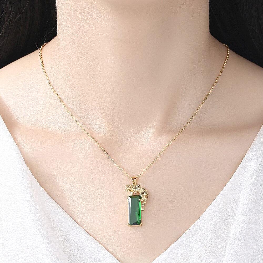 Collier avec pendentif panthère sur une pierre verte rectangulaire