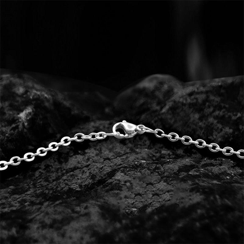 Collier avec pendentif portrait en camée dans un cadre vintage