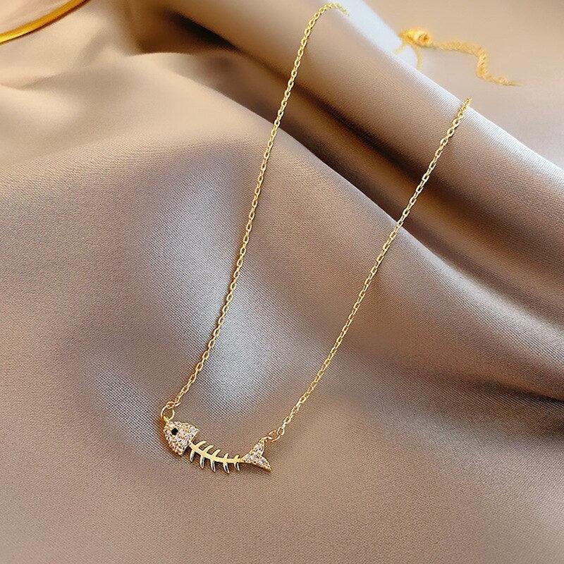 Collier avec pendentif squelette de poisson en strass en plaqué or