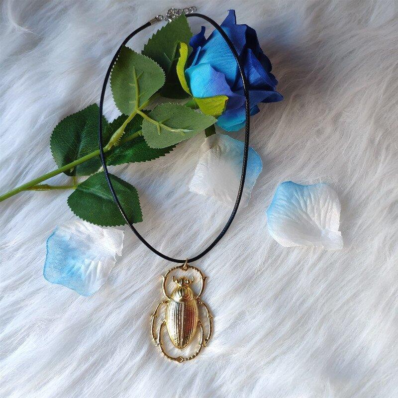 Collier en corde avec pendentif scarabée géant