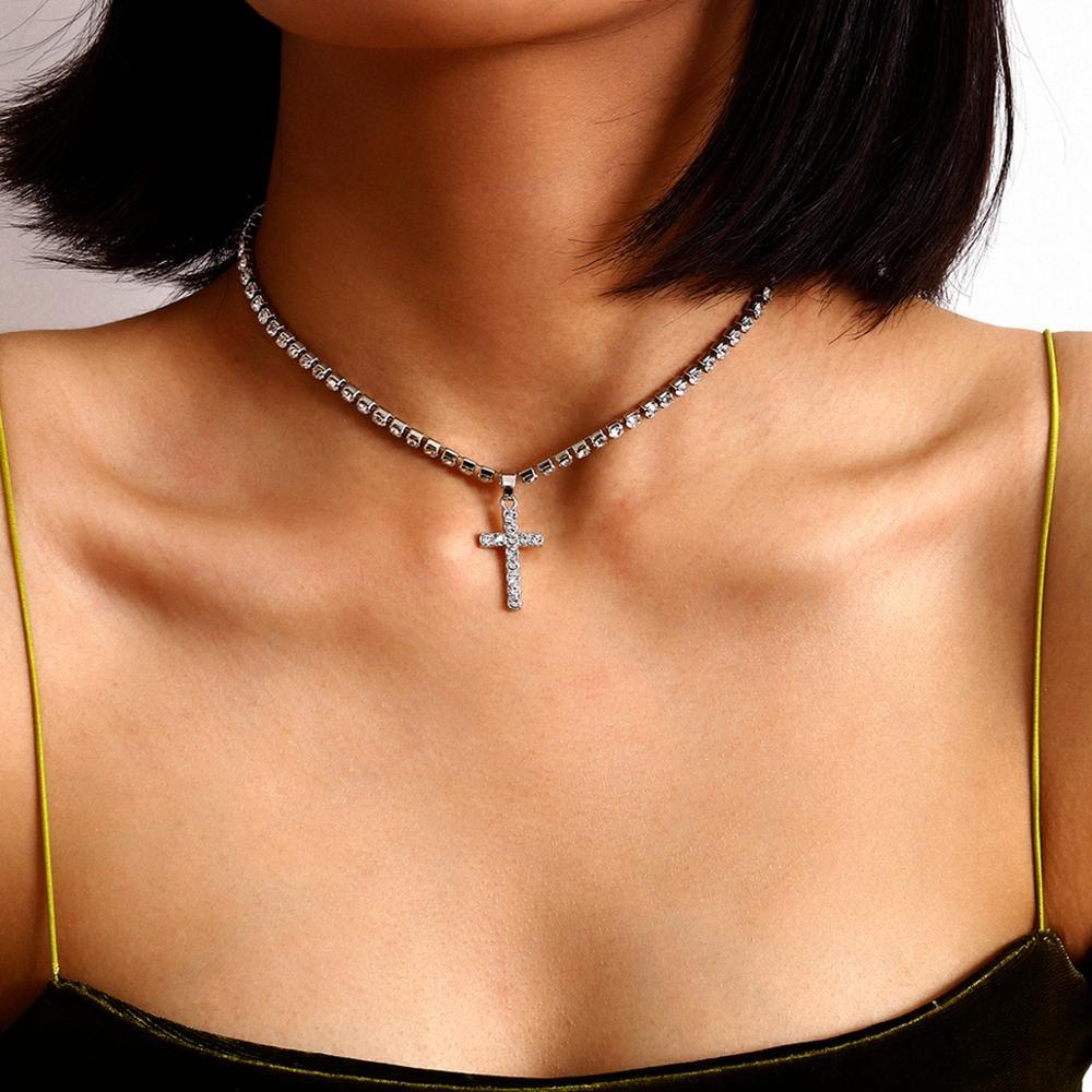 Collier pendentif croix tout en cristal plaqué argent