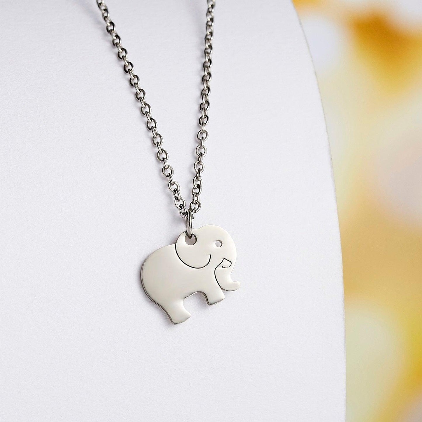 Collier pendentif éléphant plat plaqué argent