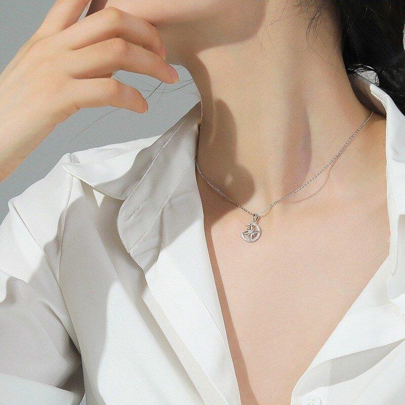 Collier pendentif lune et rose des vents avec strass