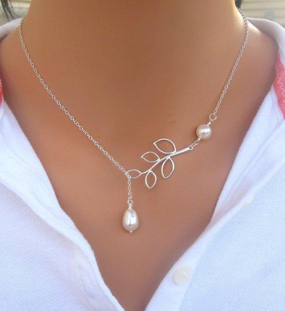Collier pendentif perle et feuille