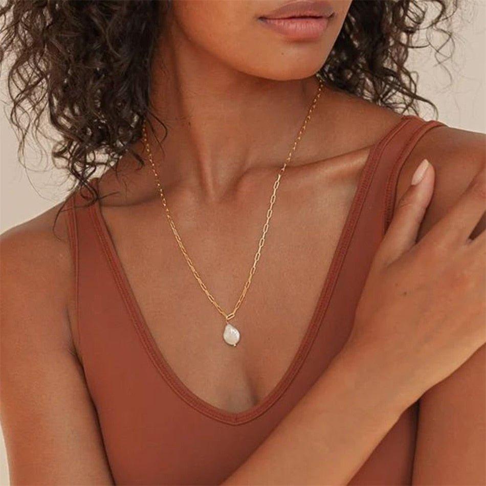 Collier pendentif perle solitaire irrégulier avec chaîne en or plaqué
