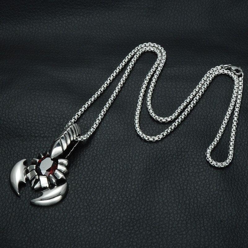 Collier pendentif scorpion cristal rouge plaqué or / argent