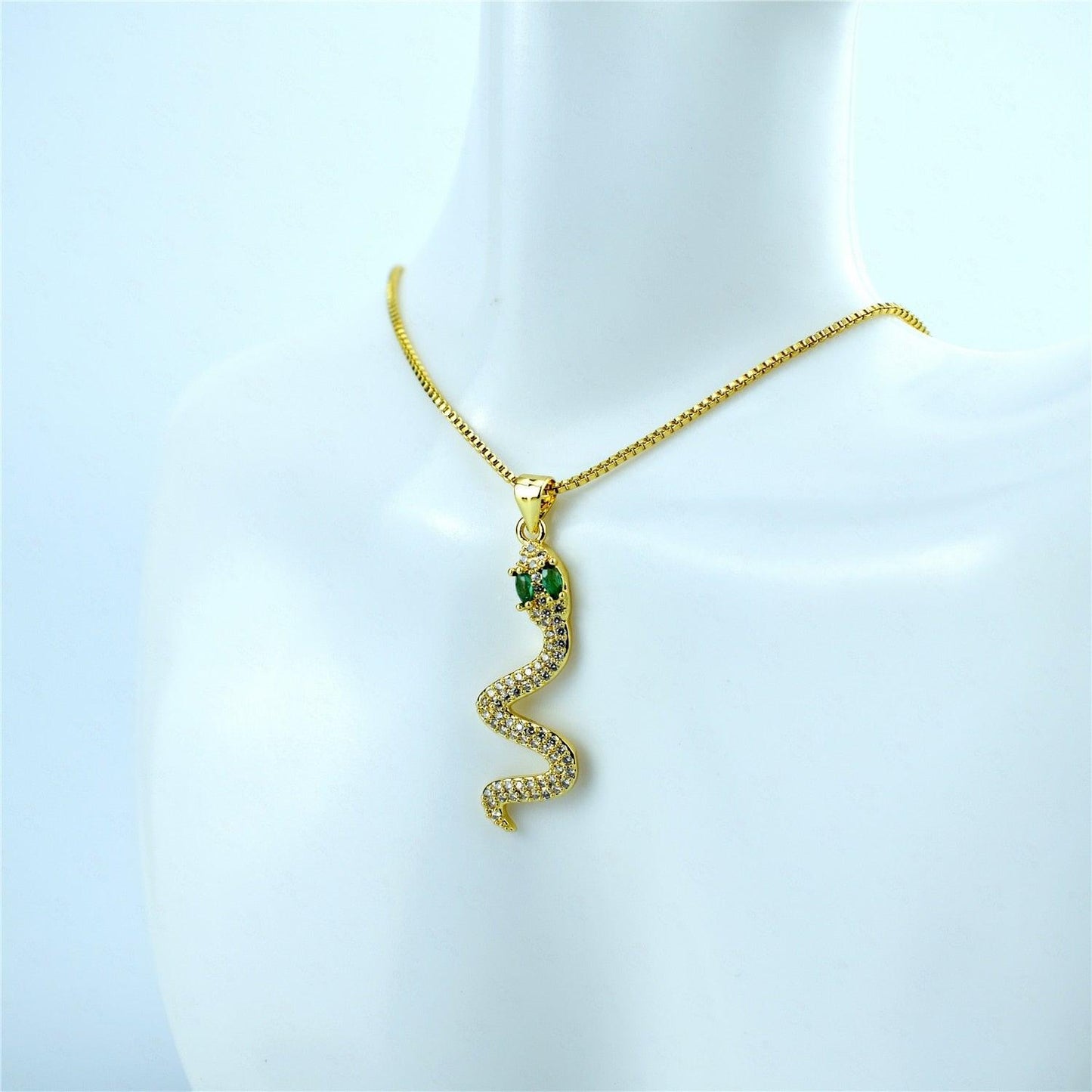Collier pendentif serpent relief strass