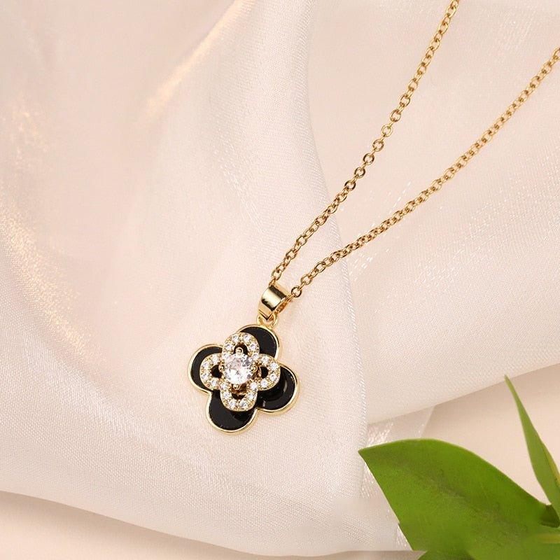 Collier pendentif trèfle à quatre feuilles et strass en plaqué or