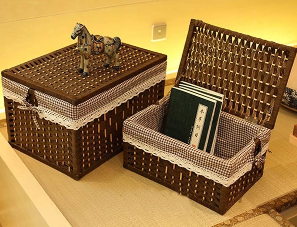 Panier à Linge en Bois Foncé et Dentelle