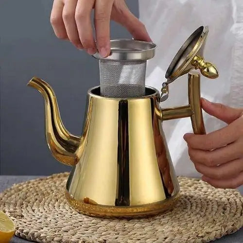 Théière dorée avec infuseur intégré