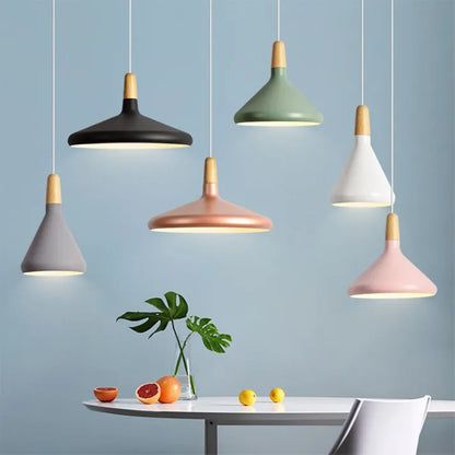Suspension French Macaron Conique - Lampe en Aluminium et Bois au Design Moderne et Ludique
