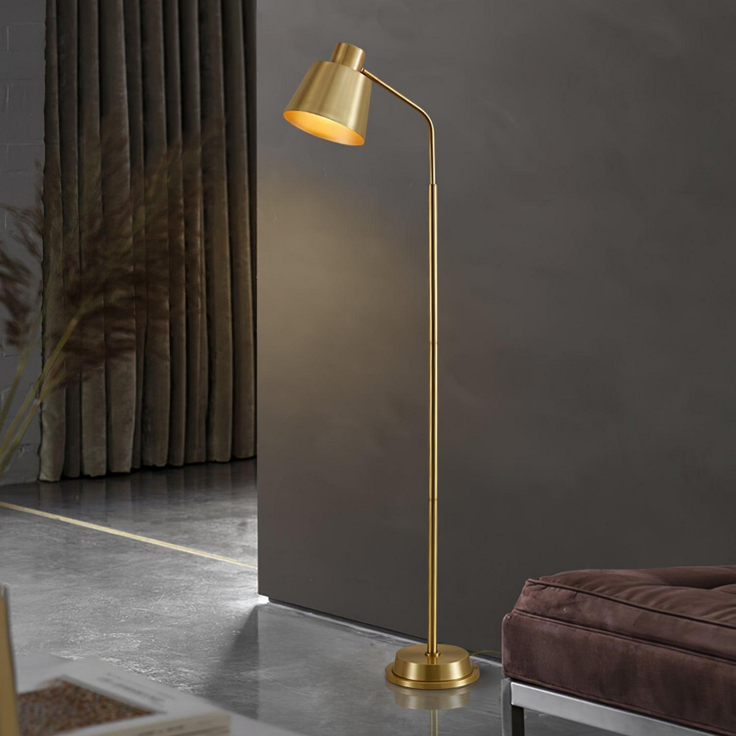 Lampadaire Zeid en Laiton – Élégance Moderne avec Structure Minimaliste et Éclairage LED