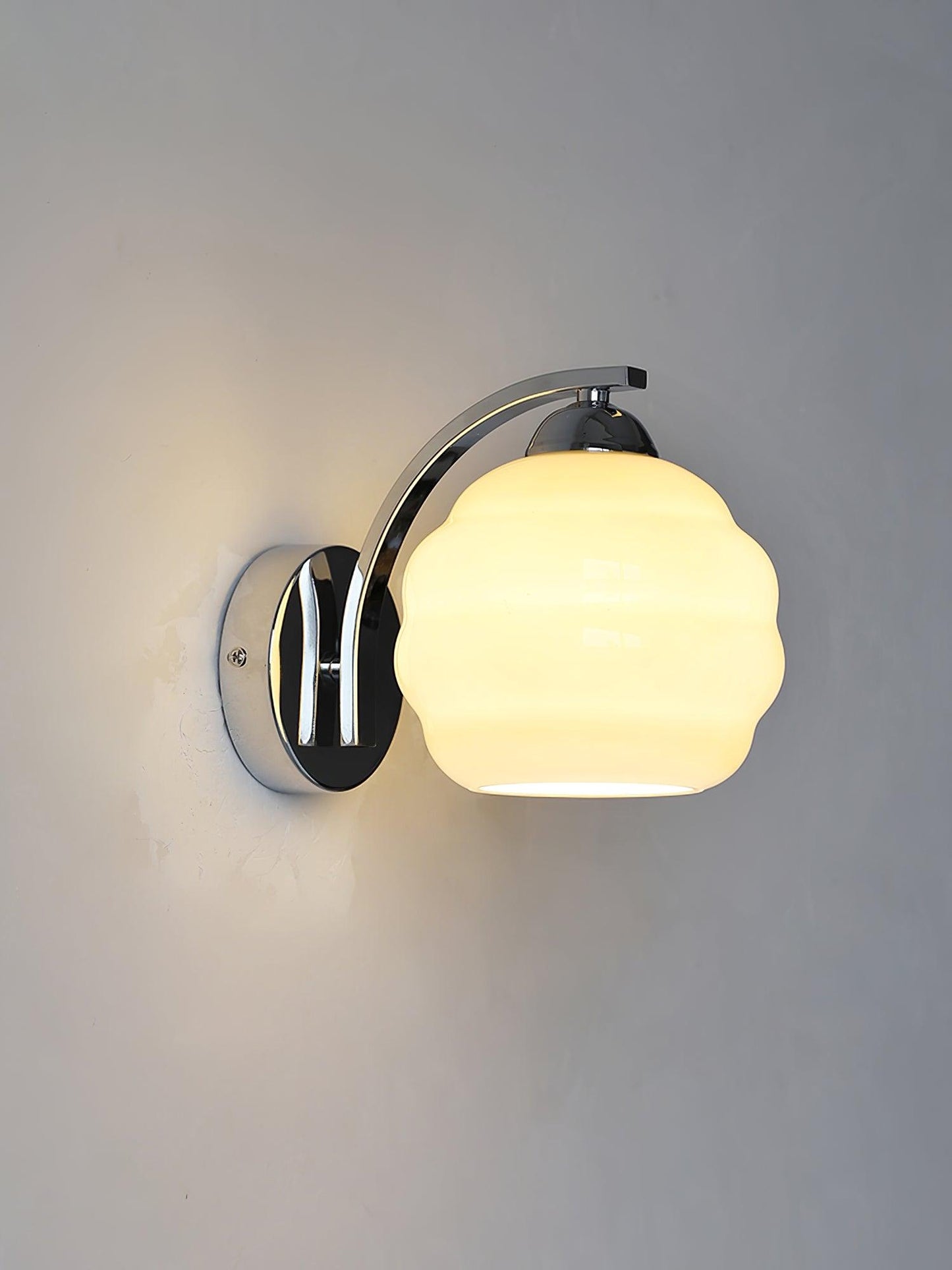 Lampe Murale Vintage Art Déco, Élégance Classique avec Abat-jour en Verre Blanc