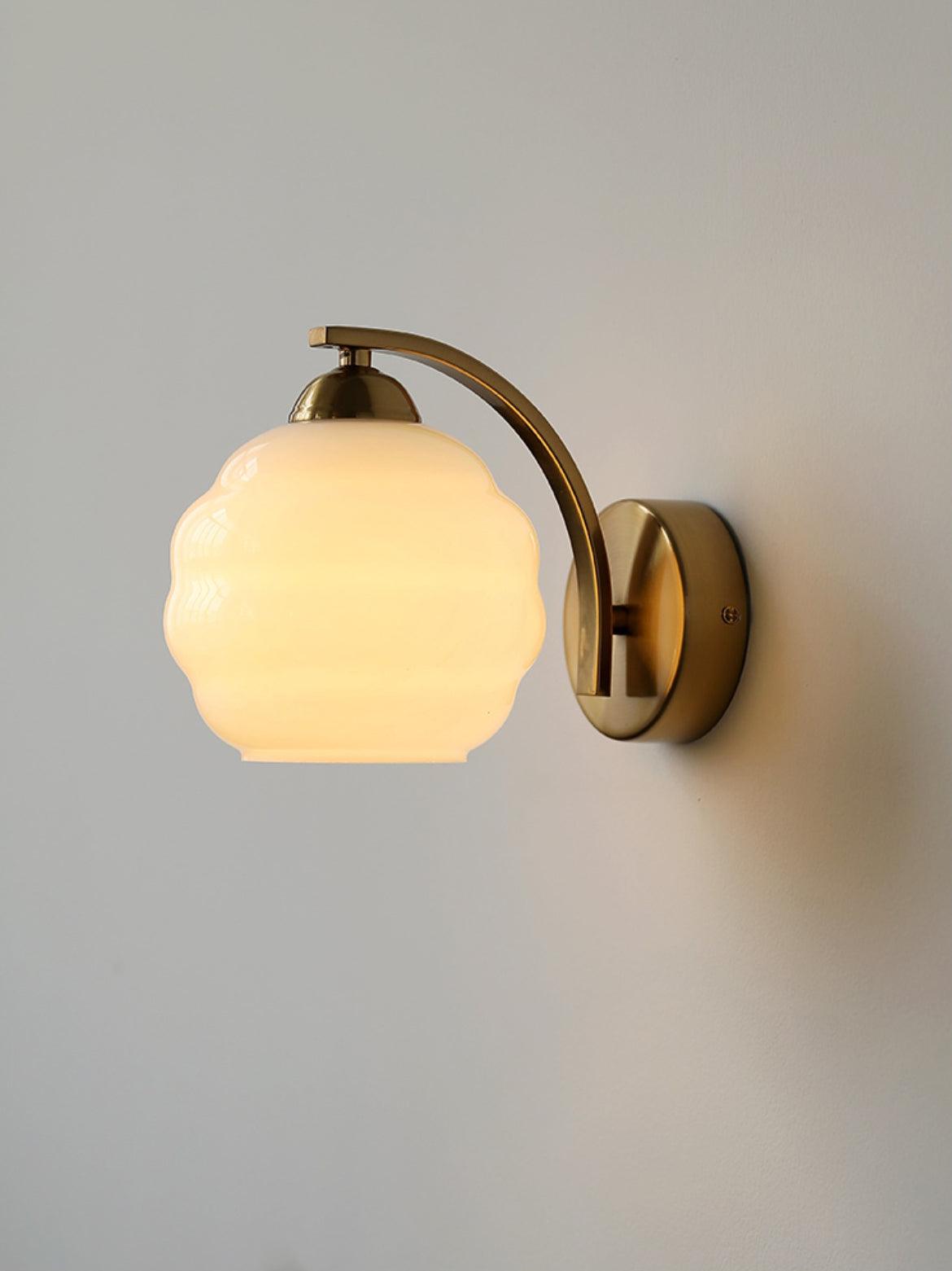 Lampe Murale Vintage Art Déco, Élégance Classique avec Abat-jour en Verre Blanc