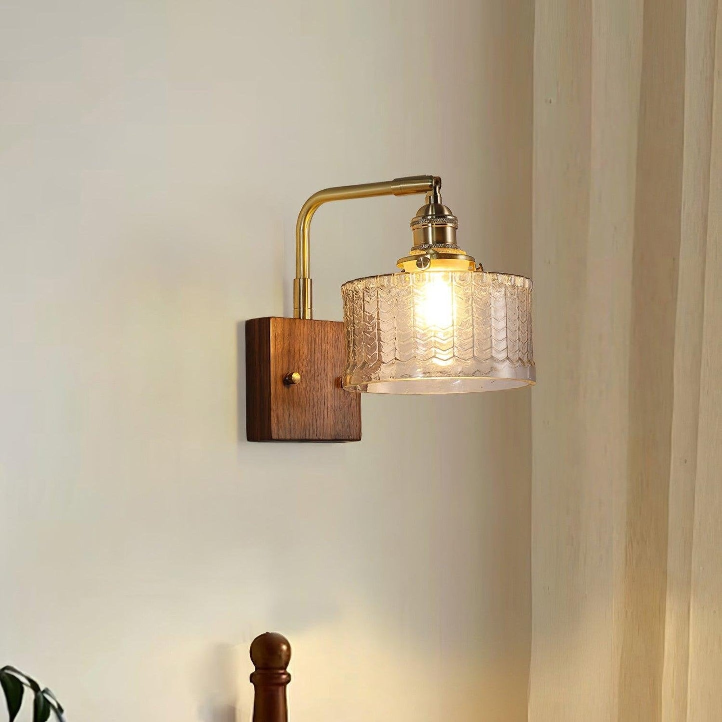Applique Murale Camela – Éclairage Rustique avec Verre Artisanal et Base en Bois