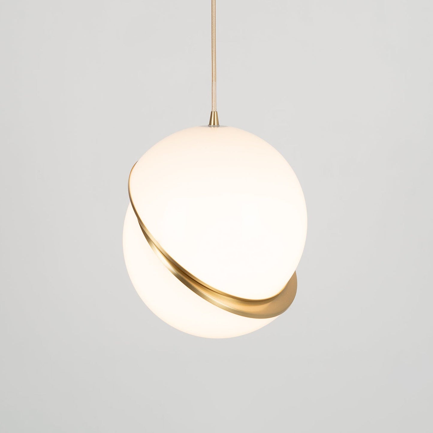 Suspension Mondsichel en Acryl et Laiton - Éclairage LED Moderne et Élégant
