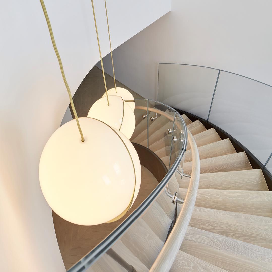 Suspension Mondsichel en Acryl et Laiton - Éclairage LED Moderne et Élégant