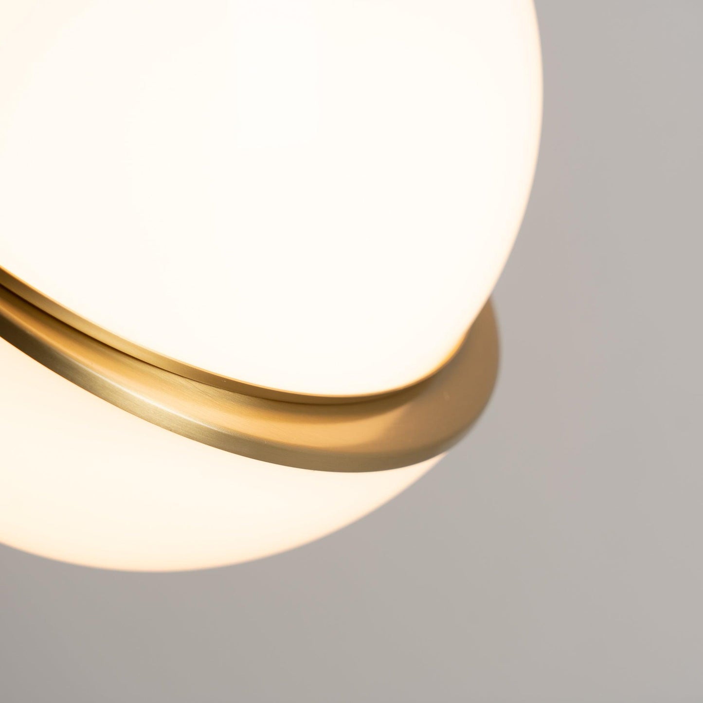 Suspension Mondsichel en Acryl et Laiton - Éclairage LED Moderne et Élégant