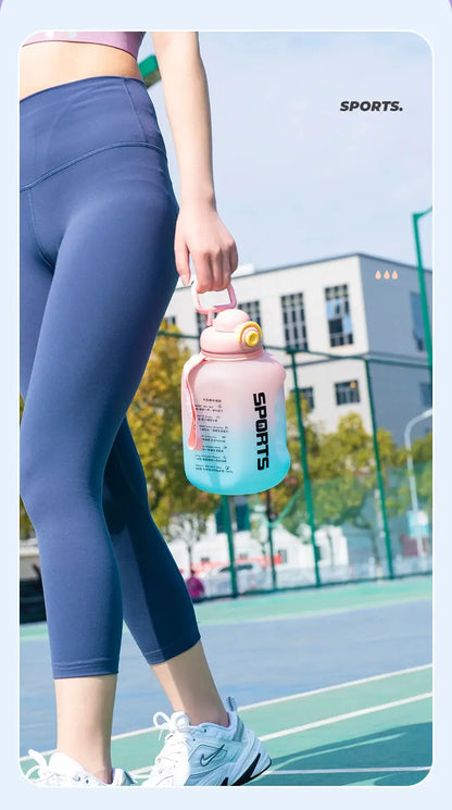 Grosse Gourde avec paille intégrée 2500ml