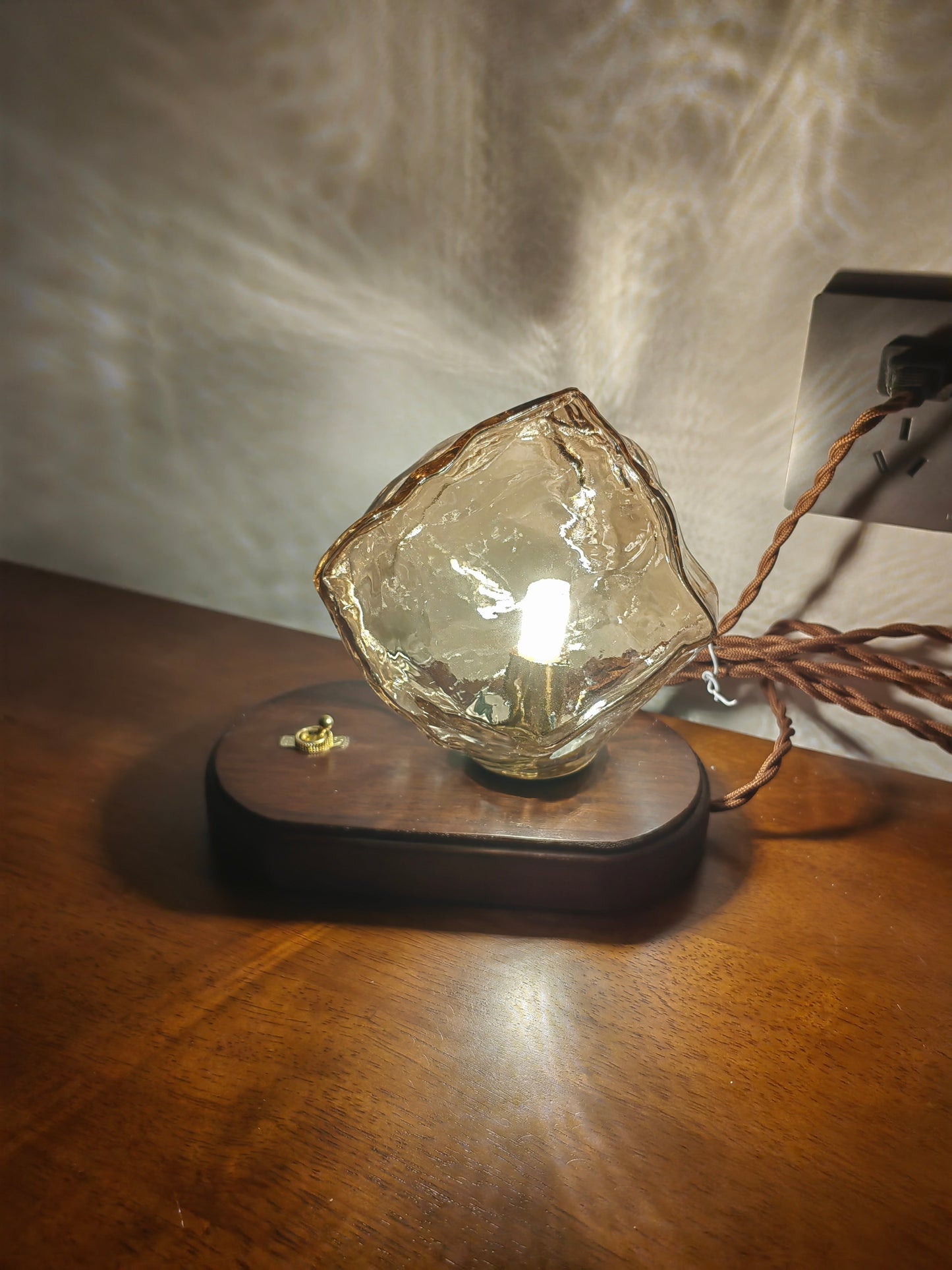 Lampe de Table en Verre Ice Stone – Design Élégant avec Base Métal et Bois
