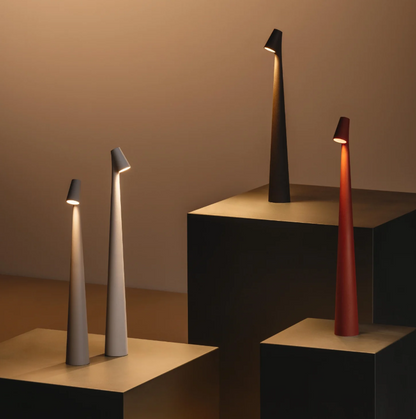 La Lumière d'Opale - Lampe de Table en Verre Opale et Métal | Éclairage Élégant et Raffiné