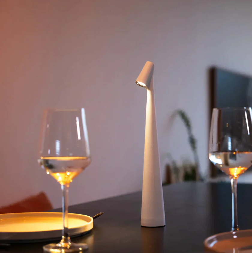 La Lumière d'Opale - Lampe de Table en Verre Opale et Métal | Éclairage Élégant et Raffiné