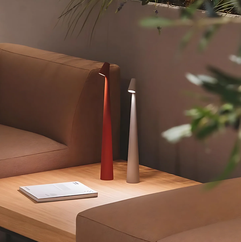 La Lumière d'Opale - Lampe de Table en Verre Opale et Métal | Éclairage Élégant et Raffiné