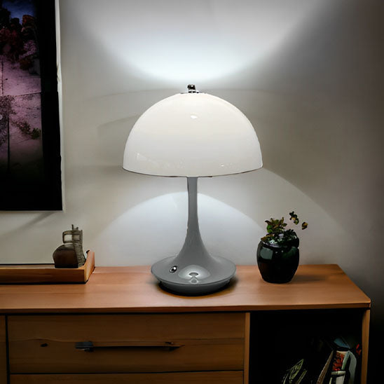 : Lampe champignon sans fil avec support en gris poséesur la table 
