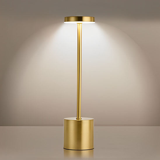Lampe de table sans fil allumée de couleur dorée 