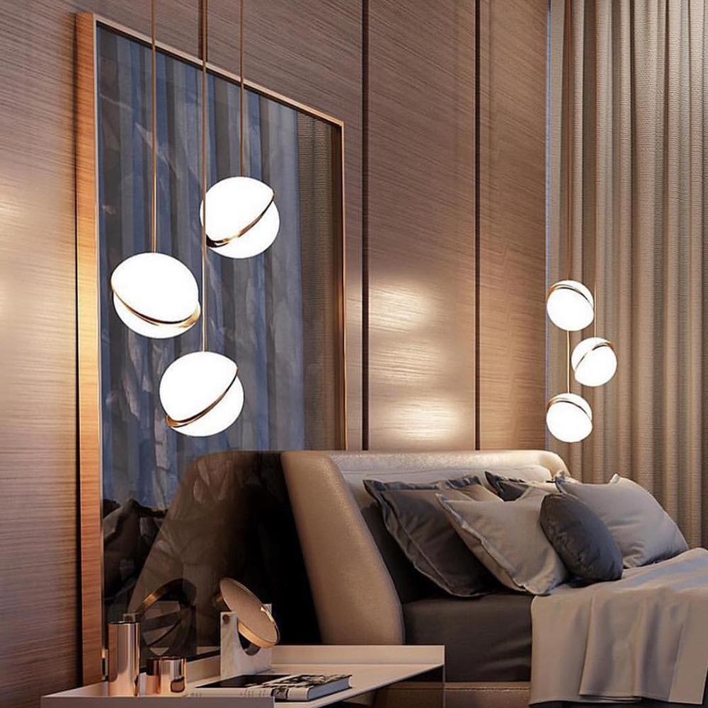 Suspension Mondsichel en Acryl et Laiton - Éclairage LED Moderne et Élégant