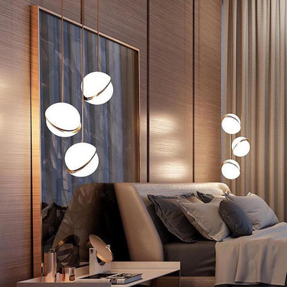 Suspension Mondsichel en Acryl et Laiton - Éclairage LED Moderne et Élégant
