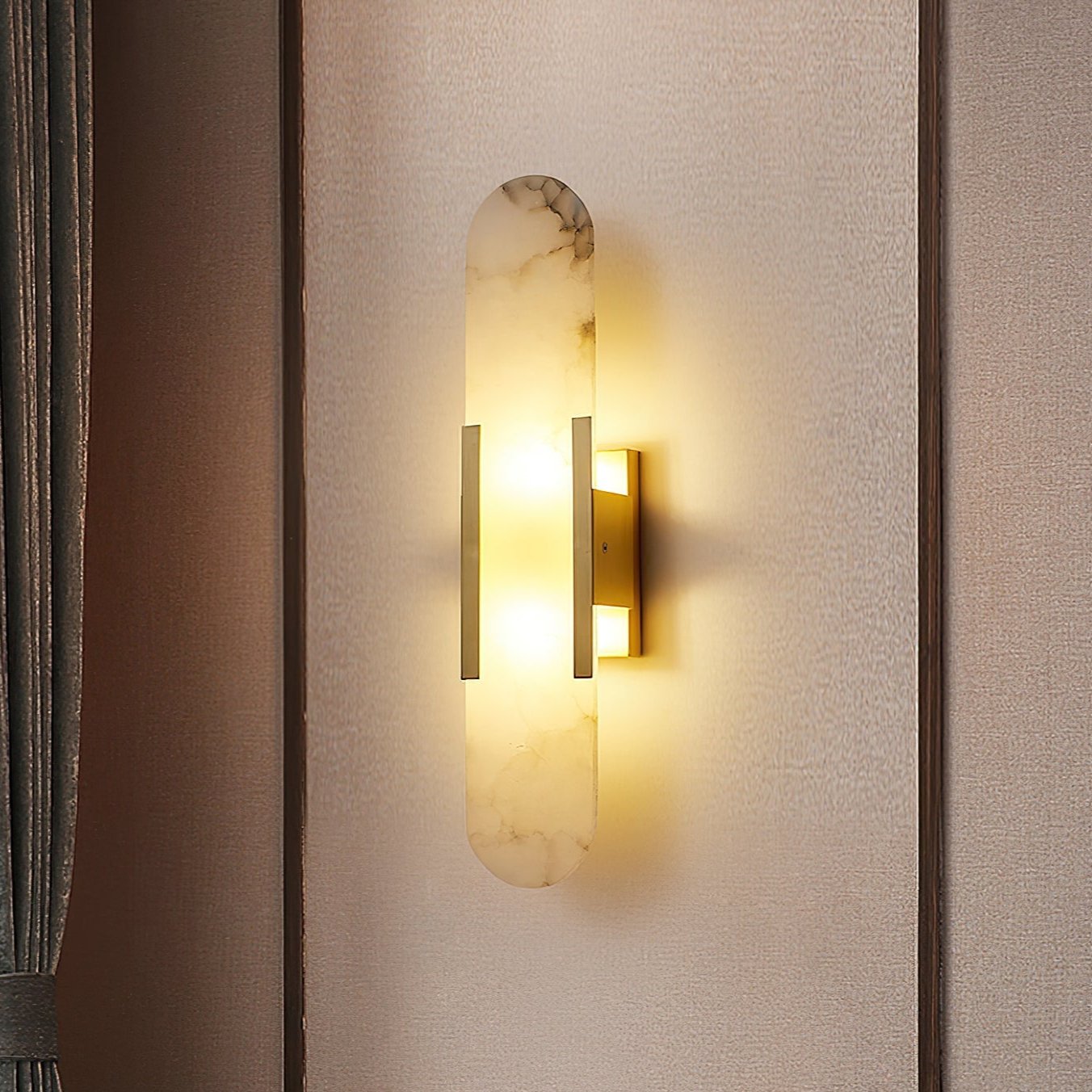 Applique Murale Melange Elongée en Albâtre - Design Élégant avec Détails en Laiton