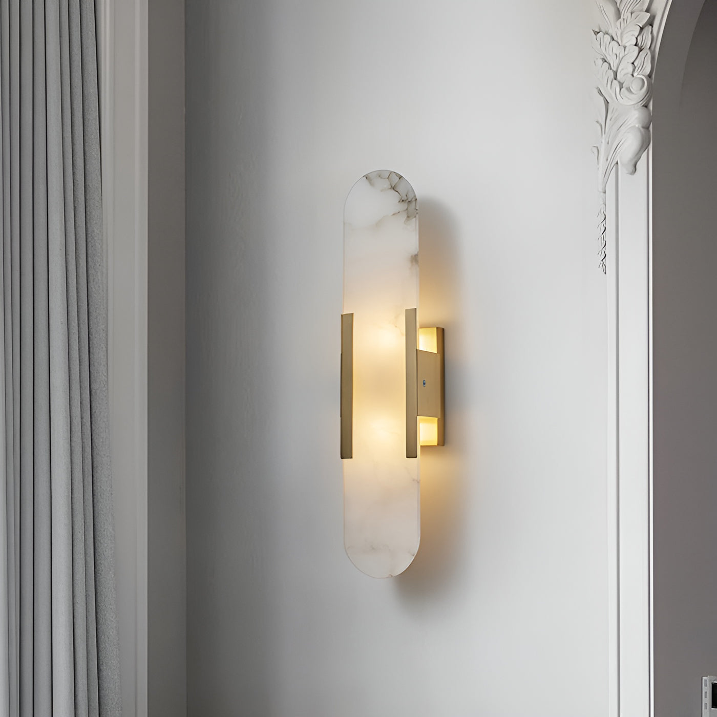 Applique Murale Melange Elongée en Albâtre - Design Élégant avec Détails en Laiton
