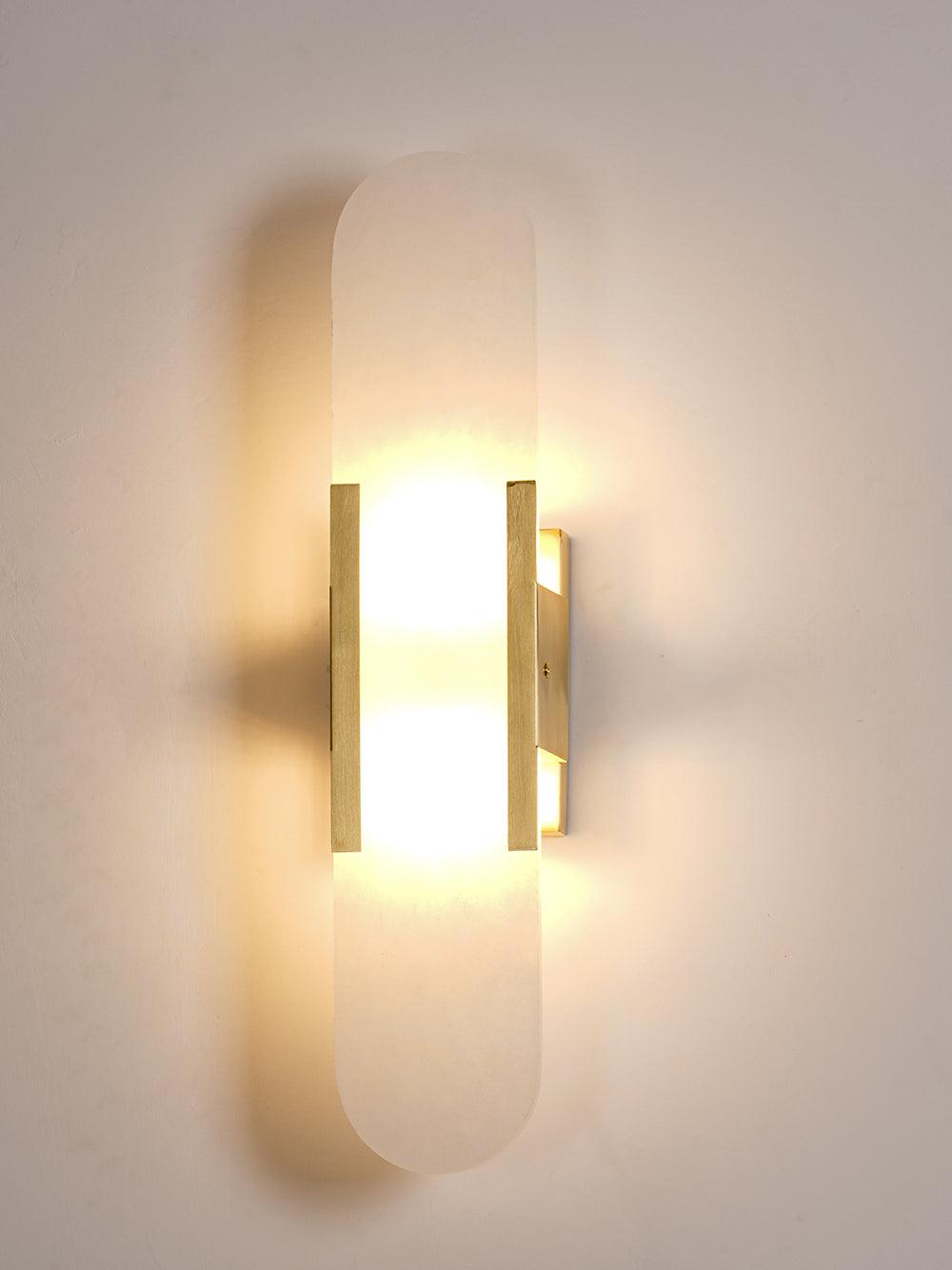 Applique Murale Melange Elongée en Albâtre - Design Élégant avec Détails en Laiton