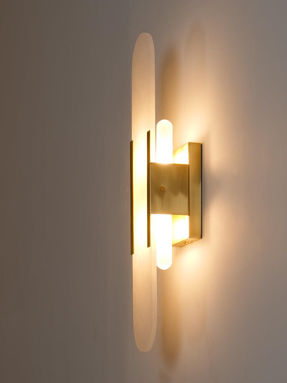 Applique Murale Melange Elongée en Albâtre - Design Élégant avec Détails en Laiton
