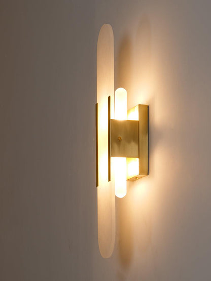Applique Murale Melange Elongée en Albâtre - Design Élégant avec Détails en Laiton