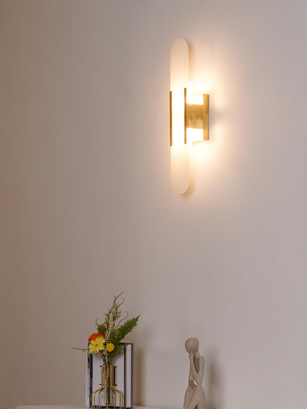 Applique Murale Melange Elongée en Albâtre - Design Élégant avec Détails en Laiton